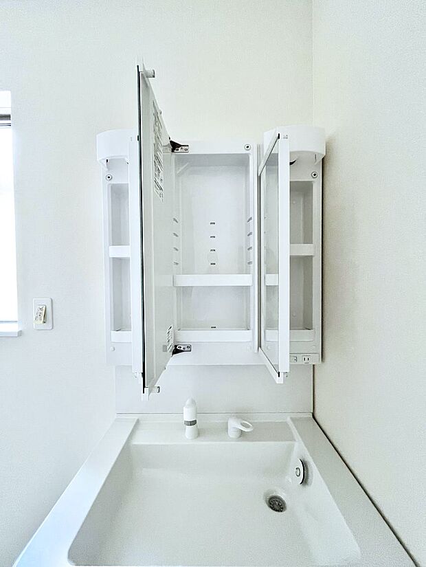 三面鏡の裏に、化粧品や衛生用品などを収納可能。洗面台をすっきりと保ちます!