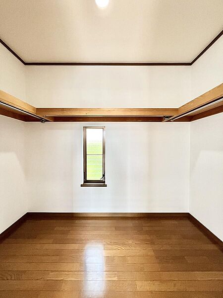 ウォークインクローゼット付きで生活空間を広く利用できます。