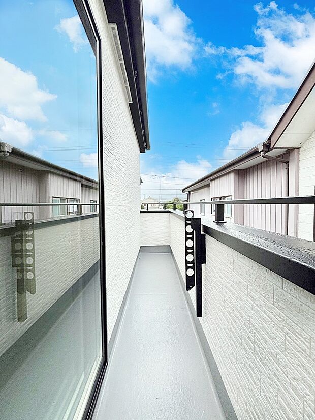 暖かな陽光が降り注ぐバルコニーはお洗濯におすすめ。爽やかな風も心地よいです。 