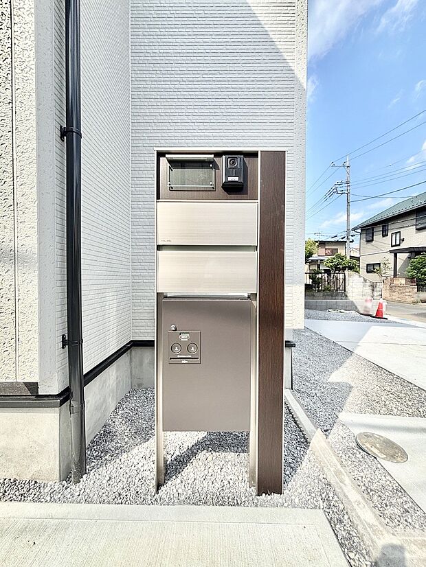表札・インターホン・ポスト・宅配BOXをひとつに集約。エントランスになじむシンプルデザイン。