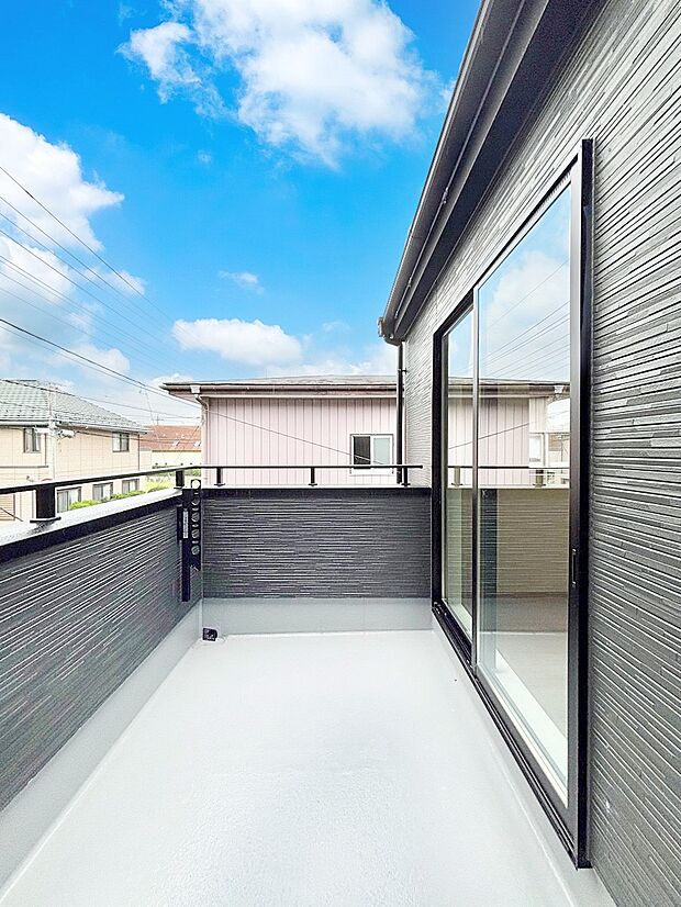 ゆったりバルコニーだから沢山お洗濯ものを干せます。