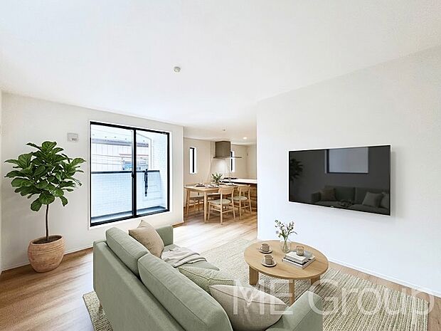 大きな窓からたっぷりの陽光と風を感じられるリビング ※家具はCGです