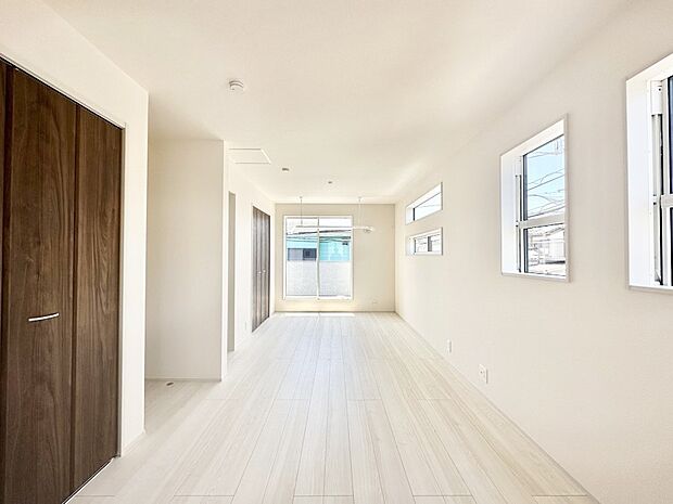 ライフスタイルに合わせて2部屋として利用できる広々とした洋室