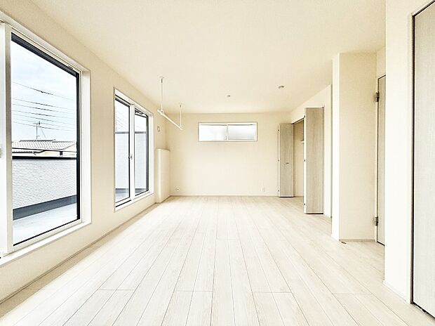 ライフスタイルに合わせて2部屋として利用できる広々とした洋室