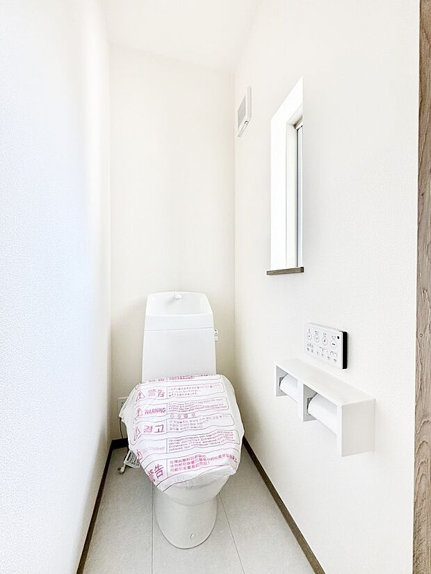 明るく清潔感のあるトイレです。
