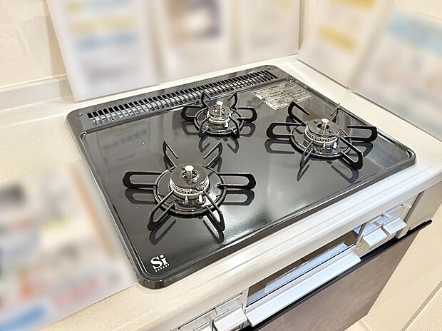 ガスコンロはSiセンサー搭載。火力調節や焦げ付き・消し忘れも防いでくれます。