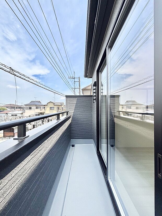 暖かな陽光が降り注ぐバルコニーはお洗濯におすすめ。爽やかな風も心地よいです。