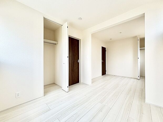 ライフスタイルに合わせて2部屋として利用できる広々とした洋室