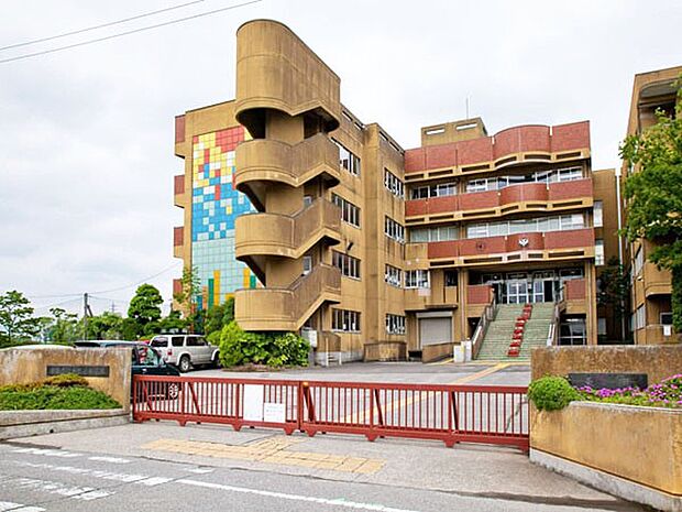 中学校 1300m 越谷市立千間台中学校