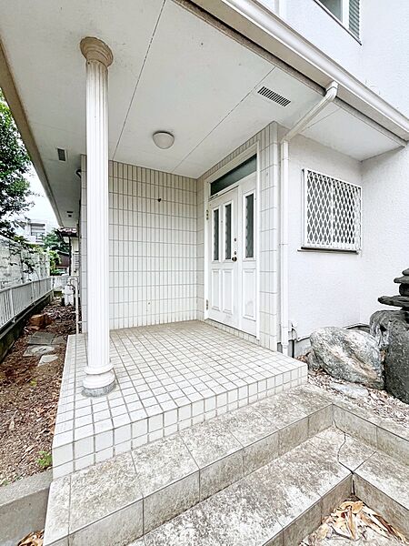 玄関前は雨が降っても濡れにくい屋根付き