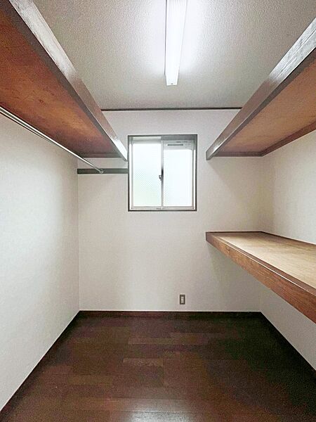 ウォークインクローゼットの活用で生活空間スッキリ