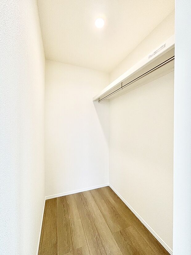 ウォークインクローゼットの活用で生活空間スッキリ
