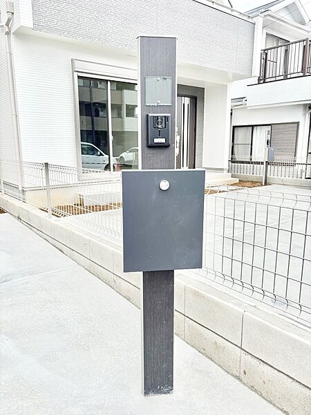 シンプルなデザインのポスト