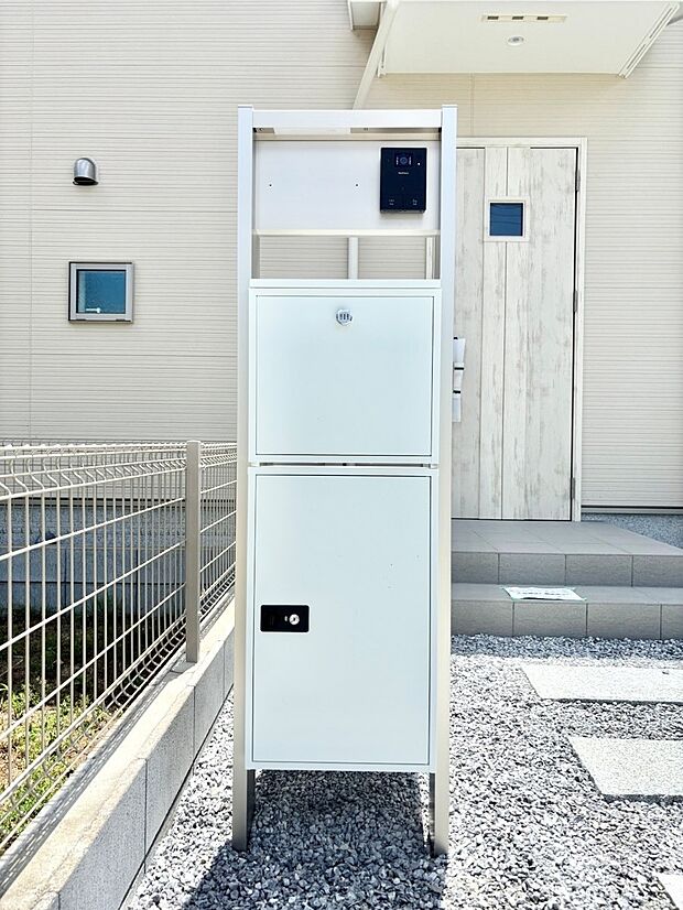 表札・インターホン・ポスト・宅配ＢＯＸをひとつに集約。エントランスになじむシンプルデザイン。