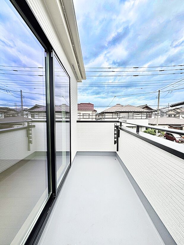 暖かな陽光が降り注ぐバルコニーはお洗濯におすすめ。爽やかな風も心地よいです。