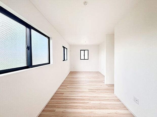 ライフスタイルに合わせて2部屋として活用できる広々とした洋室