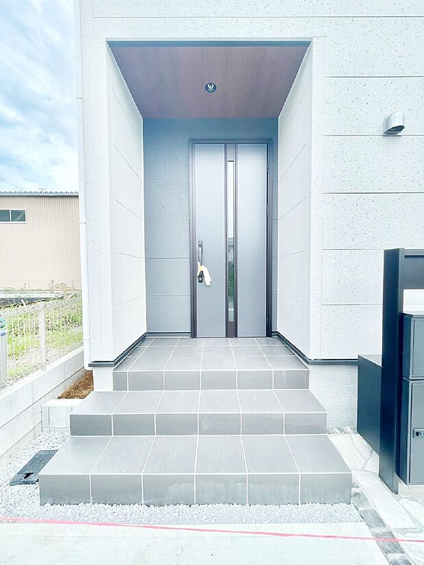 玄関前は雨が降っても濡れにくい屋根付き