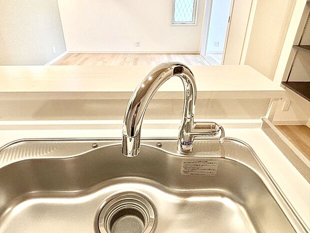 いつでも清潔なおいしいお水を。一つの水栓で水道水と浄水を使い分け。
