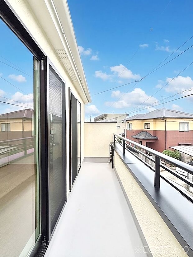 暖かな陽光が降り注ぐバルコニーはお洗濯におすすめ。爽やかな風も心地よいです。