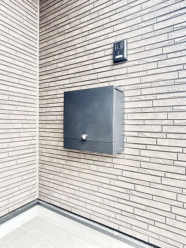 シンプルなデザインのポスト