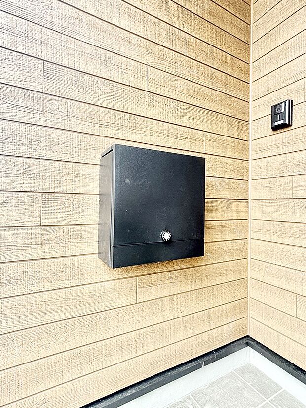 シンプルなデザインのポスト