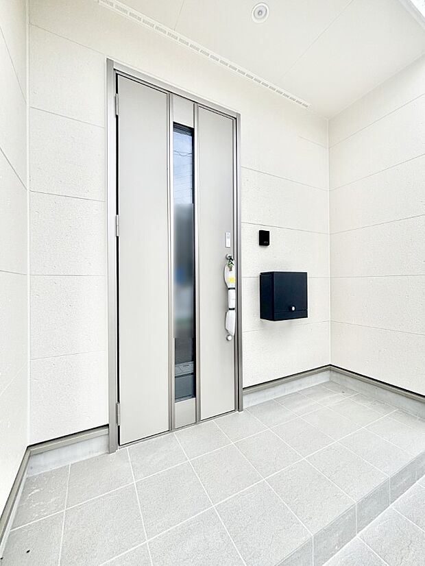 大切な家族、来客を出迎える玄関。