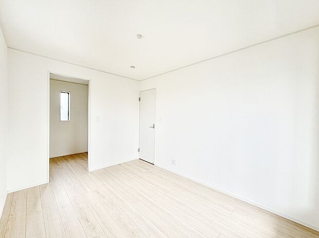 ウォークインクローゼットがあるお部屋！季節ごとの入れ替えも不要で便利です。 