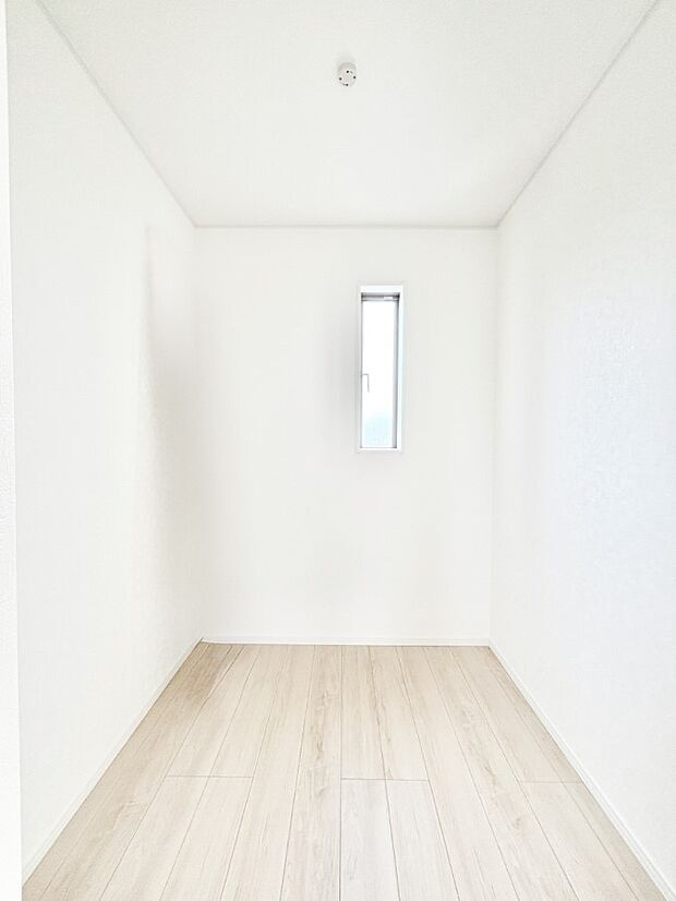 ウォークインクローゼット付きで生活空間を広く利用できます。