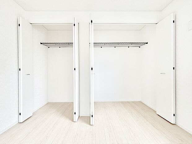 洋室のクローゼット。奥行きがあるので厚手の衣類もすっきり収まります。