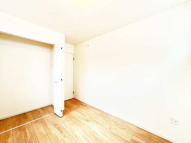 使いやすい形でベットや家具の置き方にも困ることもありません。