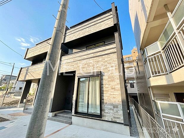 洗練された外観、上質な住空間が広がる室内は永く安心して過ごせる住居です。