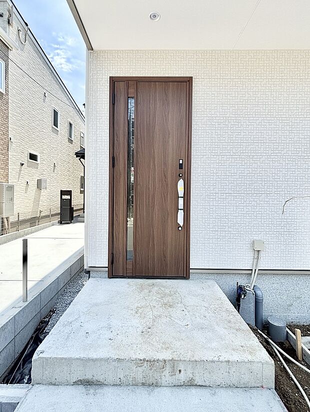 大切な家族、来客を出迎える玄関。