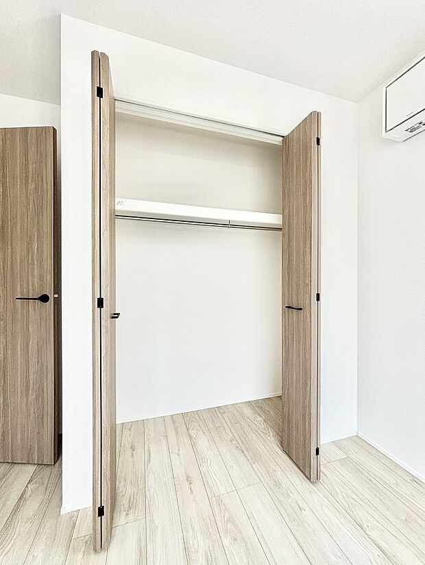 洋室のクローゼット。奥行きがあるので厚手の衣類もすっきり収まります。