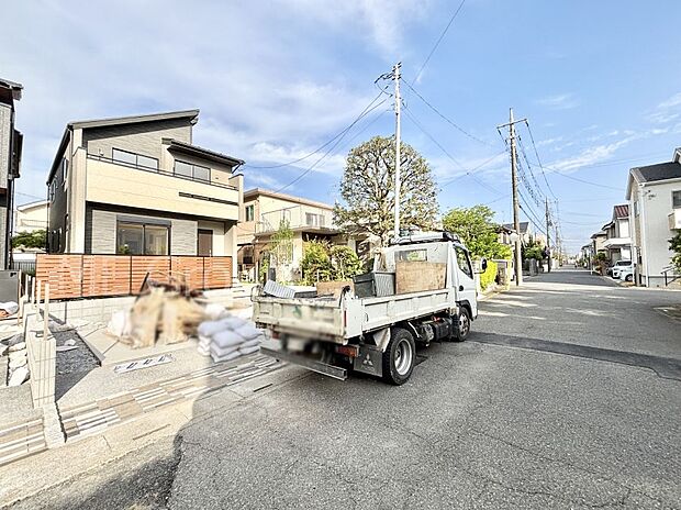 前面道路はきちんと整備されています  