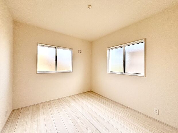 2面採光の洋室。窓から入り込む陽光がお部屋全体を優しく包み込みます！