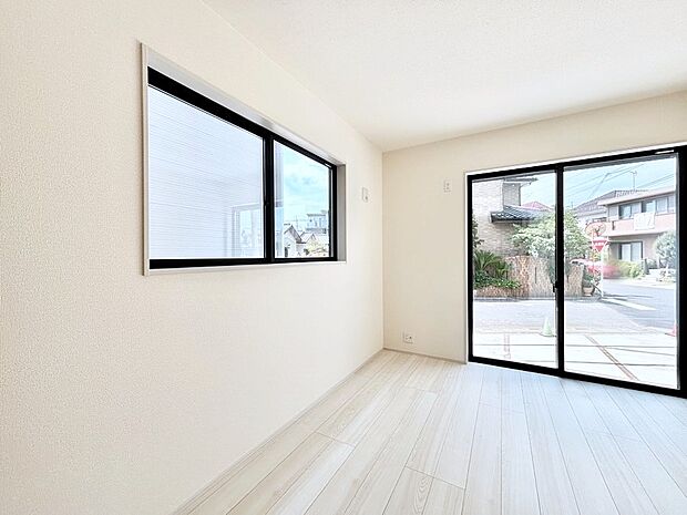 リビングの隣にある洋室。日当たりのいいお部屋は気持ちがいいですね!