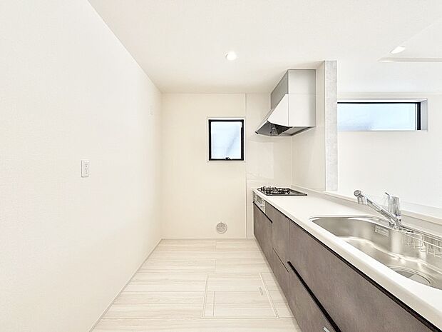 爽やかな風が通り抜けるキッチン。窓があるので明るく換気にも役立ちます。