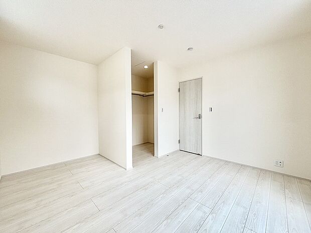 ウォークインクローゼットがあるお部屋!季節ごとの入れ替えも不要で便利です。