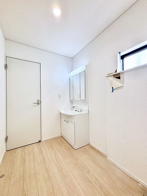 小窓がついているので湿気の多い場所でも換気が十分行えます。毎日の身支度を気持ち良く!
