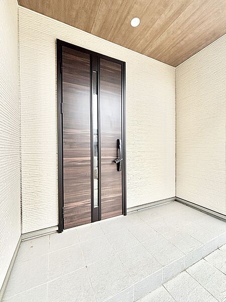 大切な家族、来客を出迎える玄関。