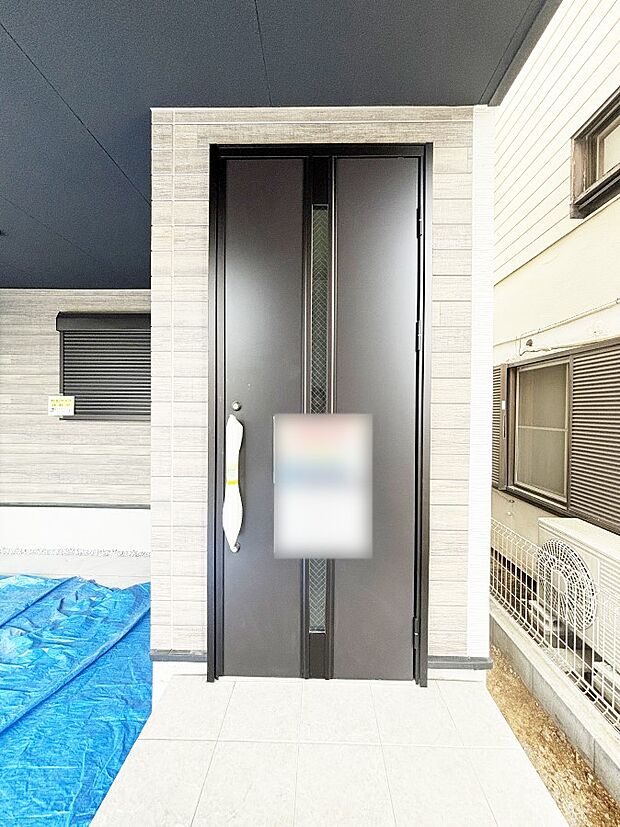 玄関前は雨が降っても濡れにくい屋根付き