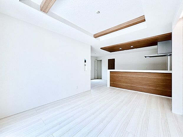 折上天井は立体的な奥行きがあるので、天井が広く見えて開放的な空間を演出できます。  