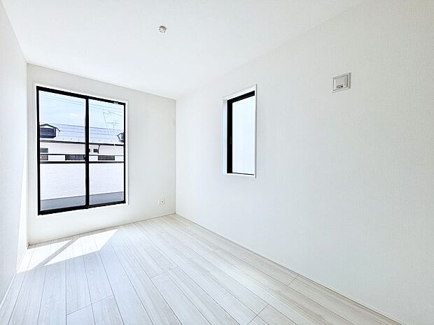 バルコニーからたっぷり入ってくる陽光がお部屋全体を優しく包み込みます!