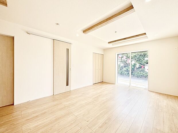 折り上げ天井はは立体的な奥行きがあるので、天井が広く見えて開放的な空間を演出できます。