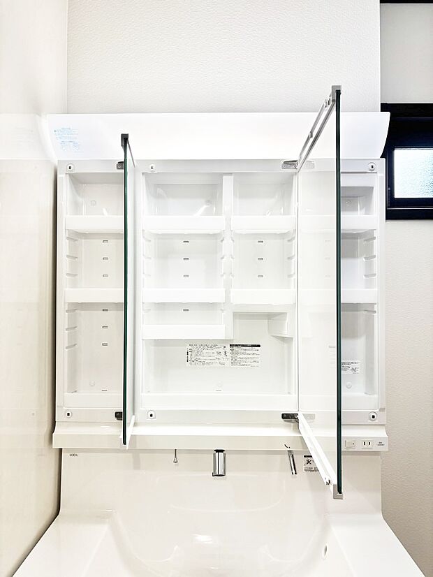 三面鏡の裏に、化粧品や衛生用品などを収納可能。洗面台をすっきりと保ちます!