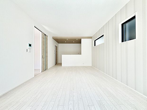 明るい陽光が注ぎ、寛ぎの雰囲気に満たされるリビング・ダイニング。