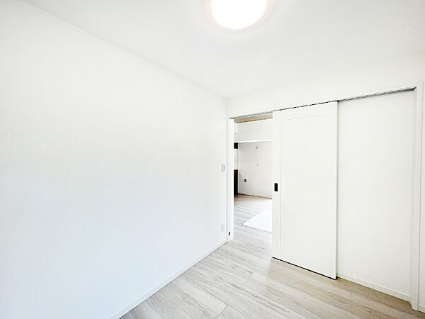 リビング横の洋室は目が届きやすいのでお子様のお部屋にぴったりです。