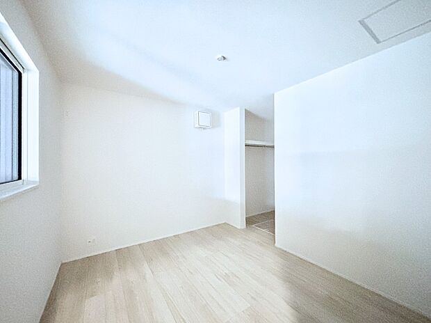 ウォークインクローゼットがあるお部屋。季節ごとの入れ替えも不要で便利です!