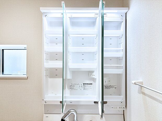 三面鏡の裏に、化粧品や衛生用品などを収納可能。洗面台をすっきりと保ちます!