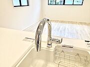 いつでも清潔なおいしいお水を。一つの水栓で水道水と浄水を使い分け。